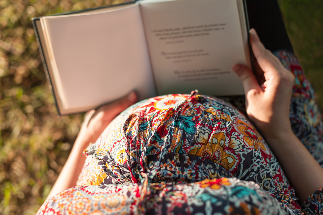 kobieta w ciąży z książką